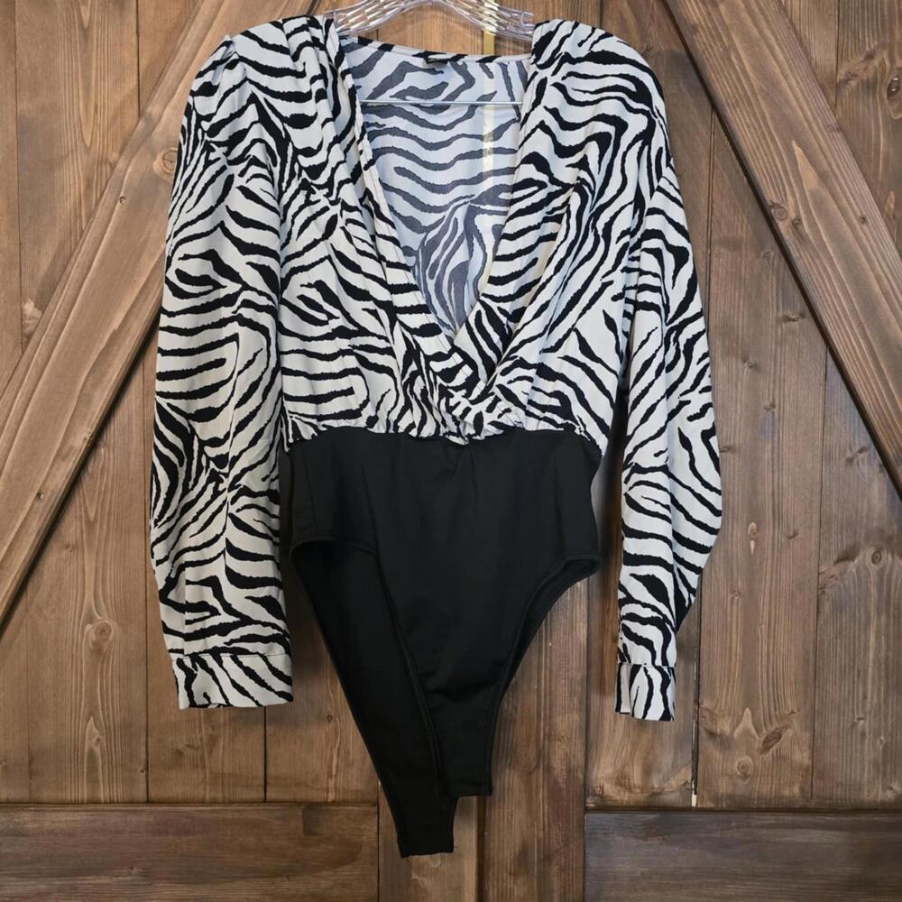Breathe Women’s Blouse Bodysuit Snap Closure Size Medium Zebra Pattern
